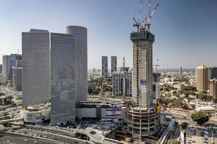 מנוף בנייה לצד מגדלי עזריאלי